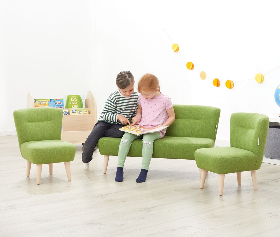 Kinder sitzen auf dem Sofa Lina