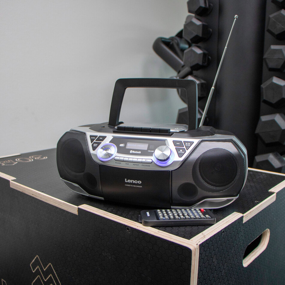 Lenco Boombox auf Tisch