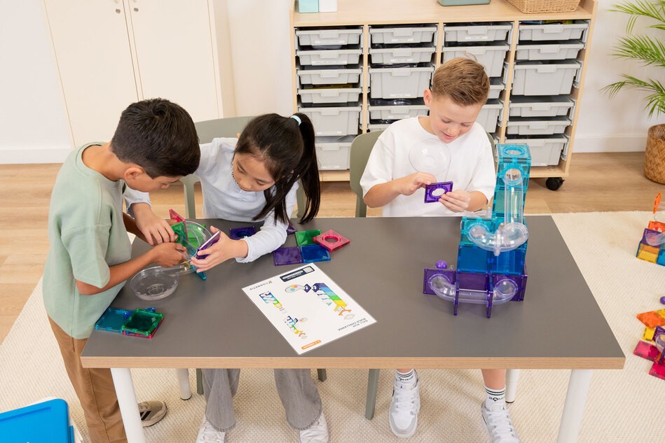 Kinder spielen mit den Bausteinen