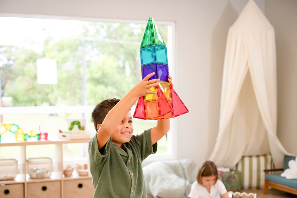 Kinder spielen mit den Bausteinen