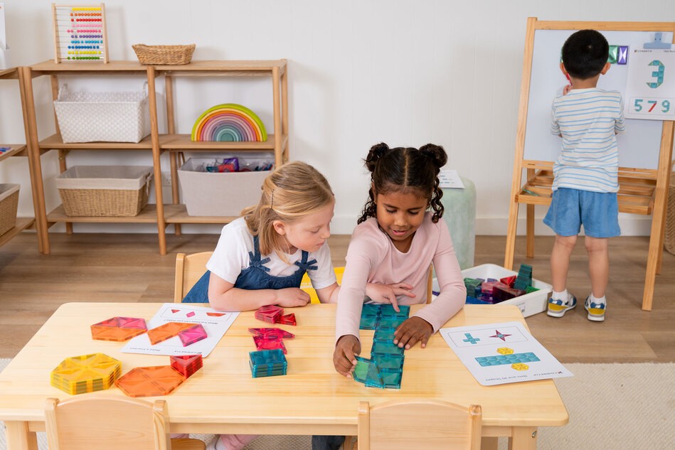 Kinder spielen mit den Bausteinen