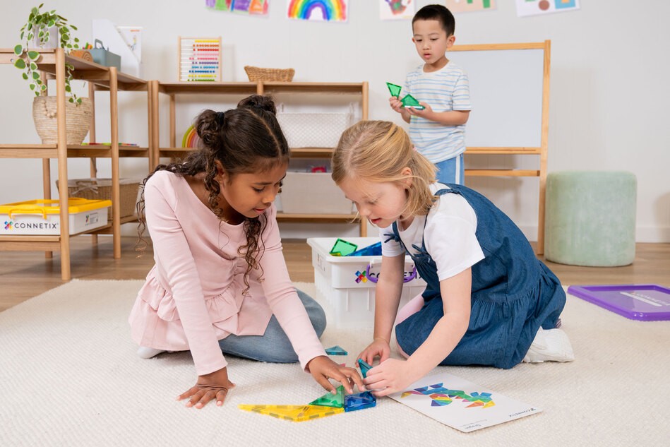 Kinder spielen mit den Bausteinen