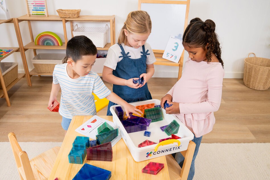 Kinder spielen mit den Bausteinen
