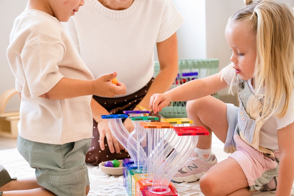 Kinder spielen mit den Bausteinen