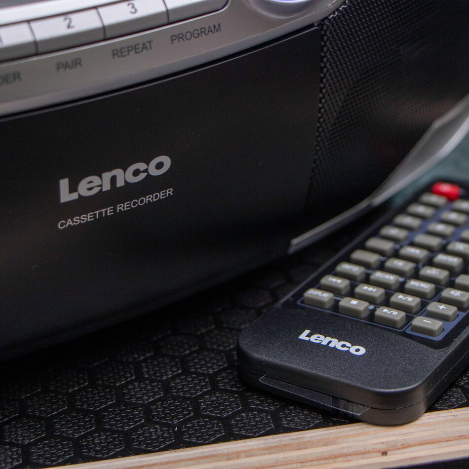 Lenco Boombox auf Tisch