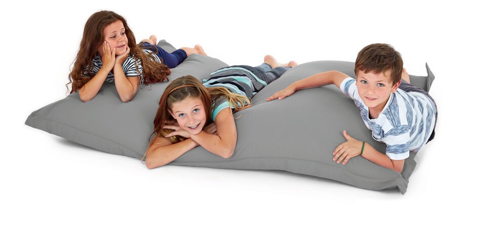 In- und Outdoor-Liegekissen in grau mit Kindern