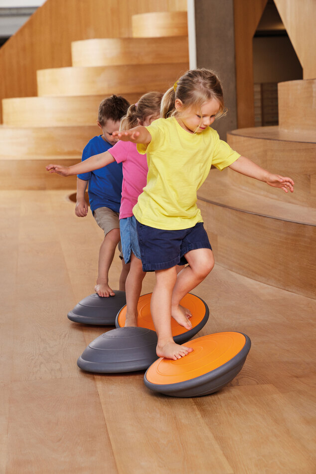 Air Board klein orange mit Kindern stehend im Raum
