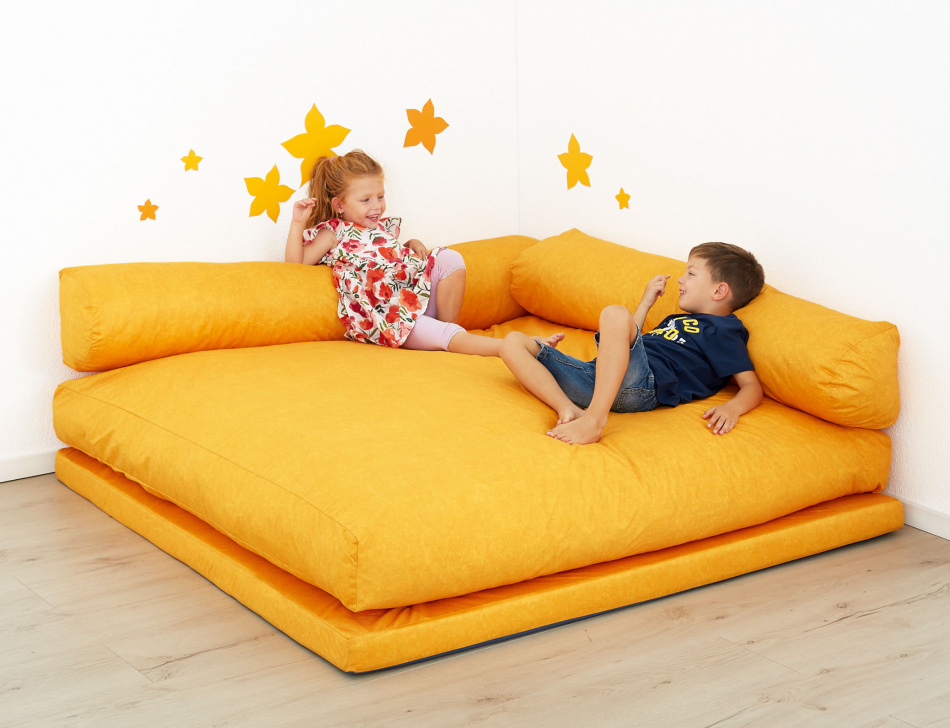 Kinder spielen auf der Matte