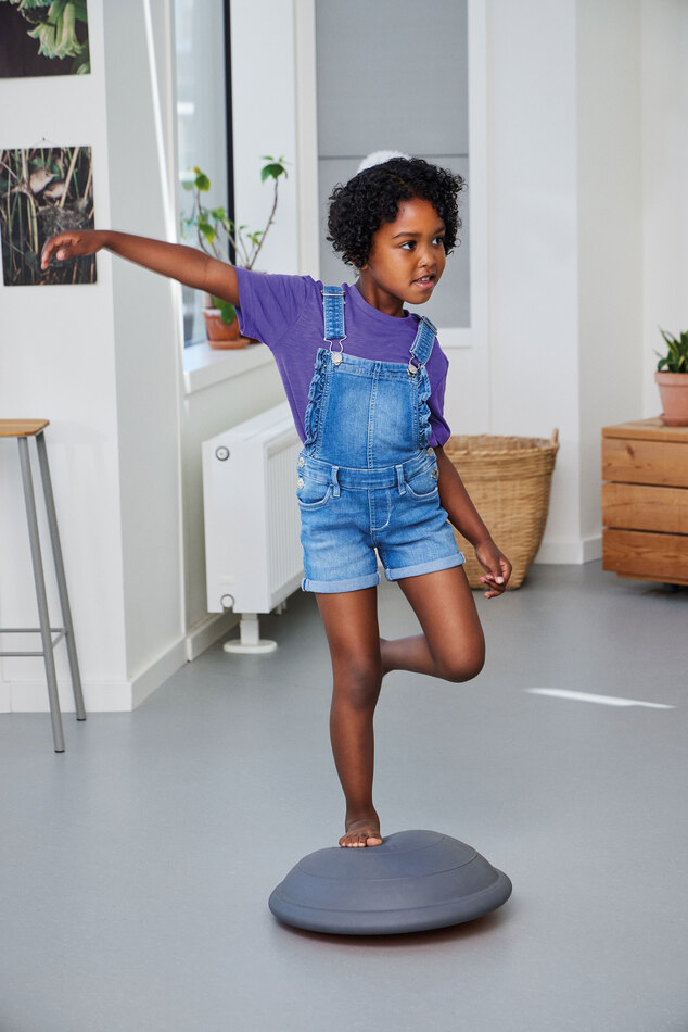 Air Board klein orange mit Kind stehend im Raum