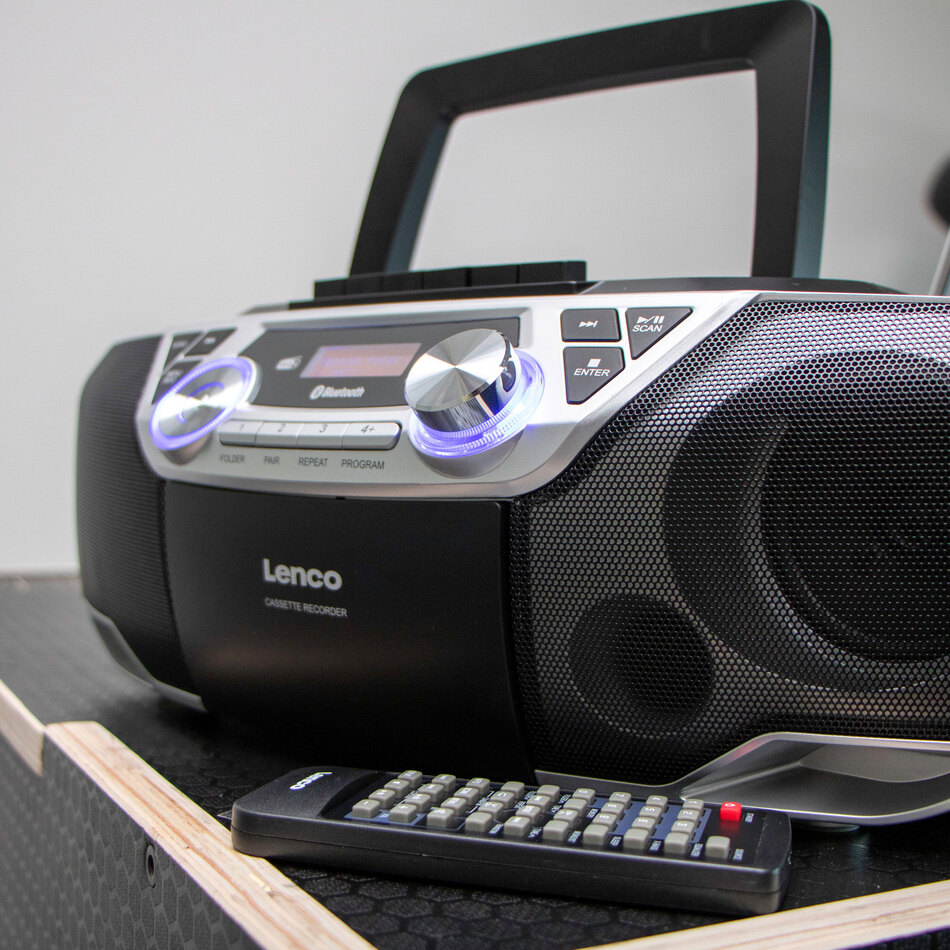 Lenco Boombox auf Tisch