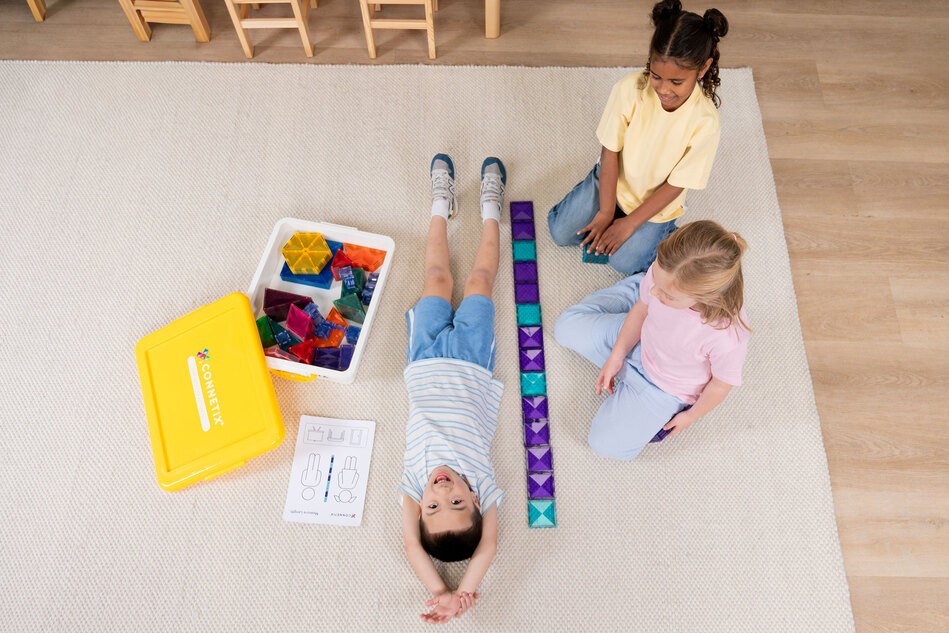 Kinder spielen mit den Bausteinen