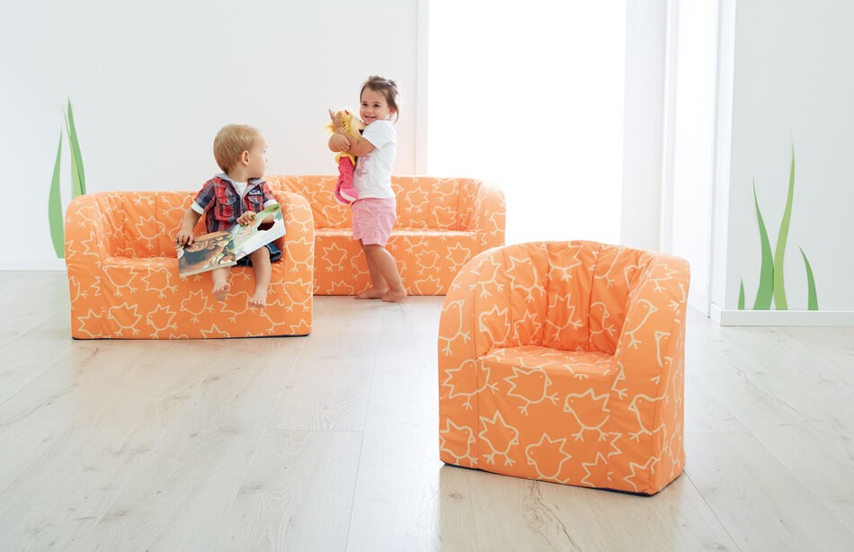 Kinder im Raum vor den Zwergen-Sofas