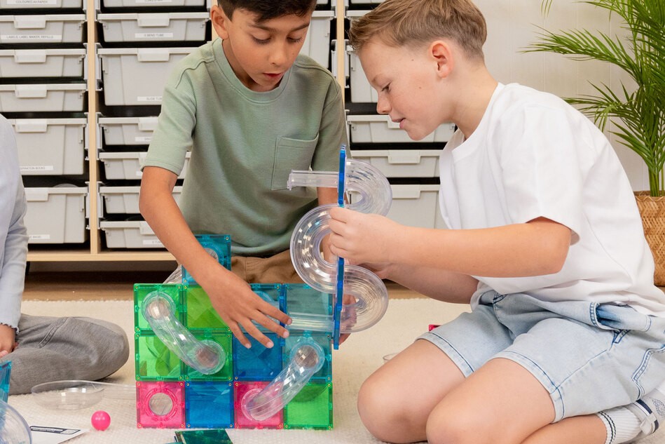 Kinder spielen mit den Bausteinen