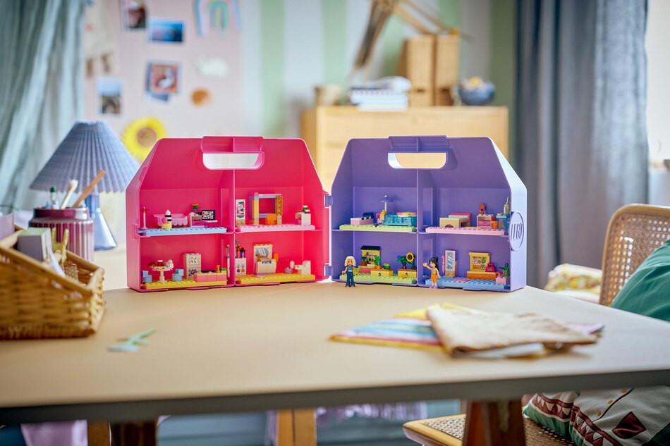Der Koffer auf einem Bild im Kinderzimmer