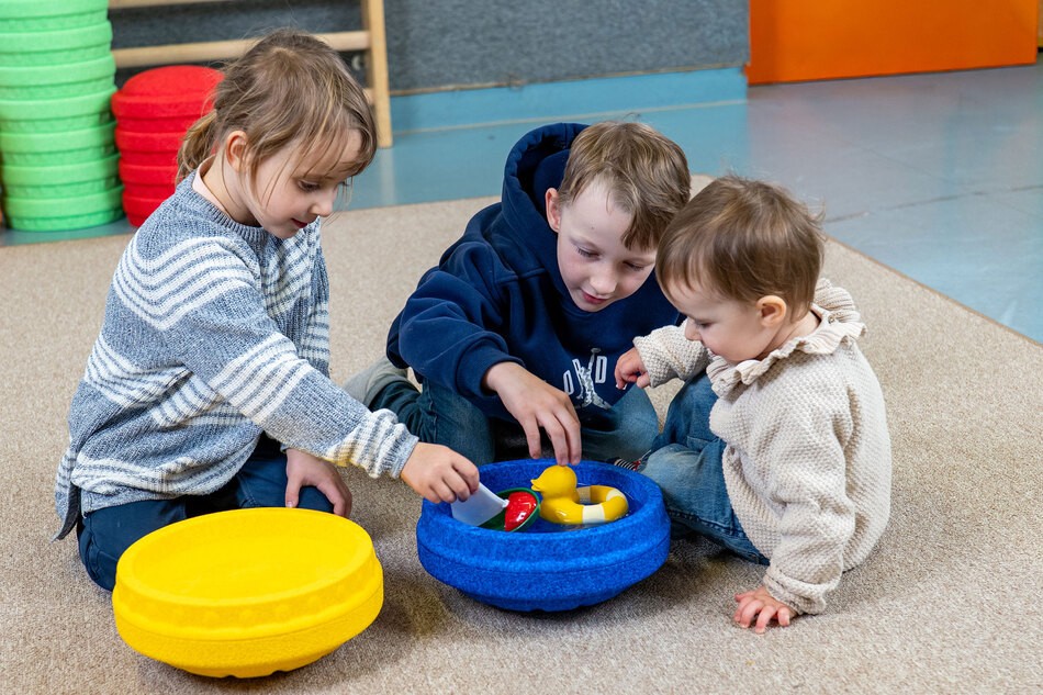 Kinder spielen mit MyFunStone