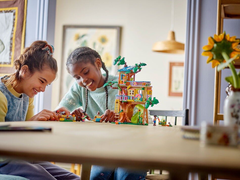 LEGO® Friends Baumhaus im Kinderzimmer