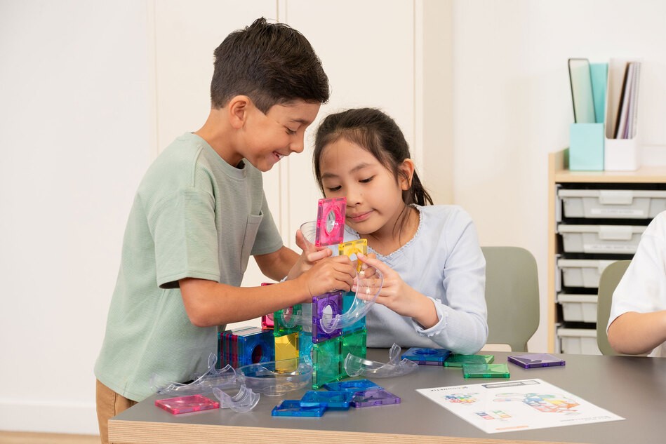 Kinder spielen mit den Bausteinen
