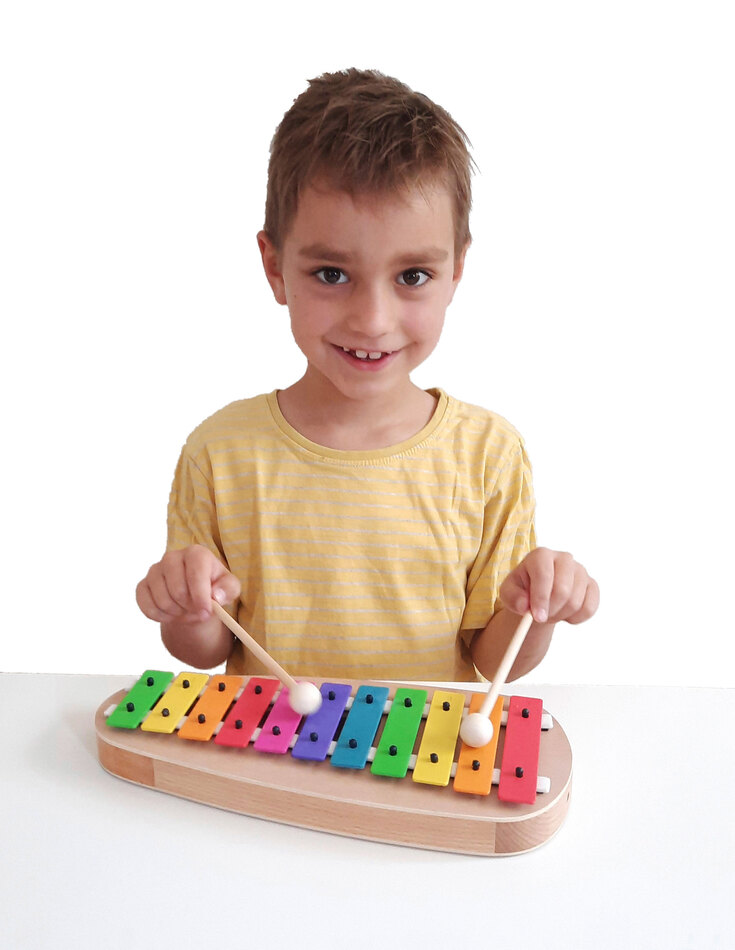 Kind spielt Glockenspiel