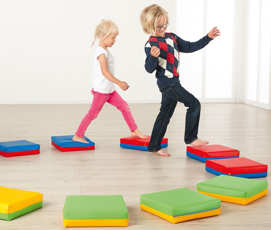 Kinder sitzen auf dem Sitzkissen