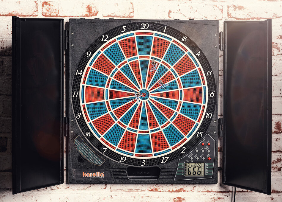 Dartautomat offen ohne Softdarts an der Wand