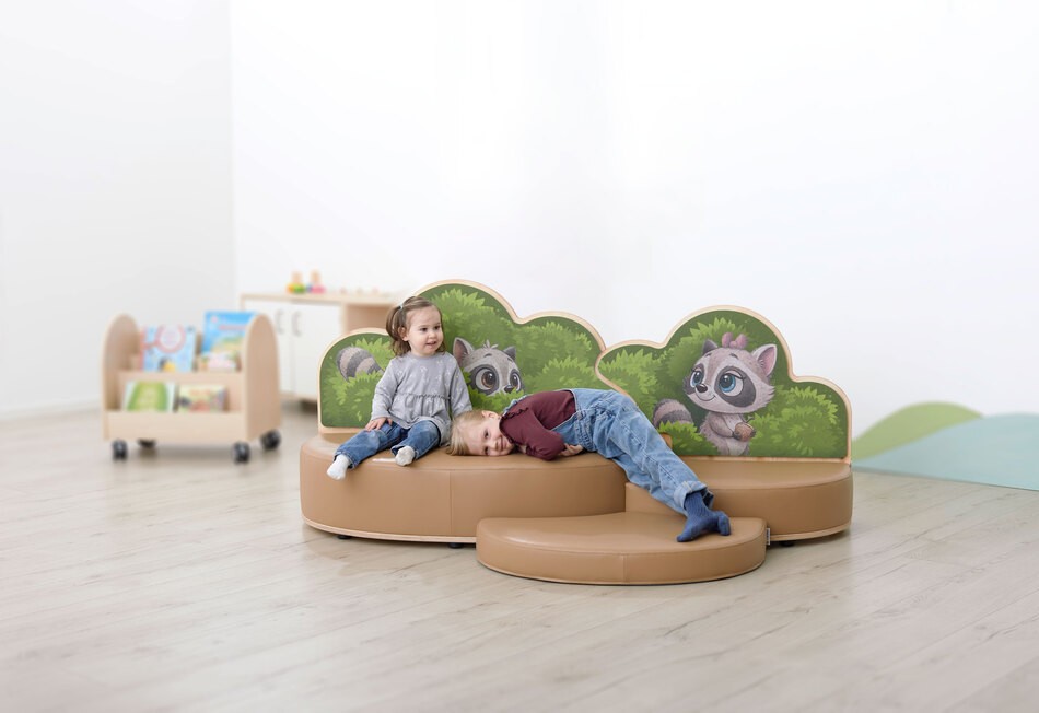Kinder sitzen auf dem Sofa Waschbär