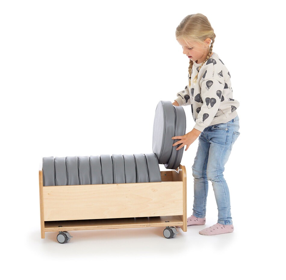 Kind am Sitzkissenwagen