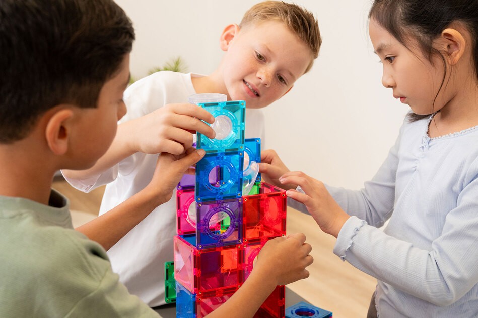 Kinder spielen mit den Bausteinen