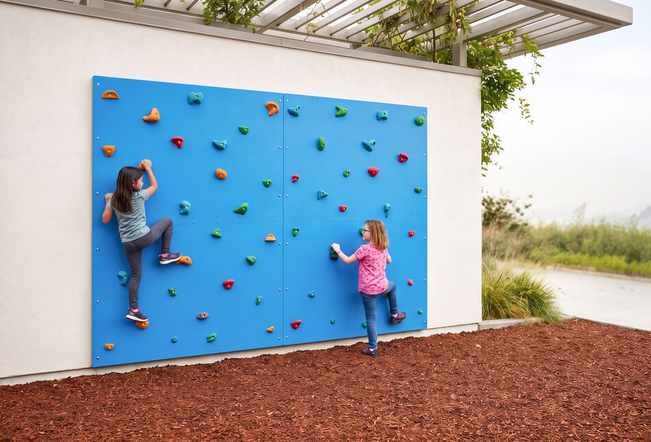 Kinder klettern an der Kletterwand