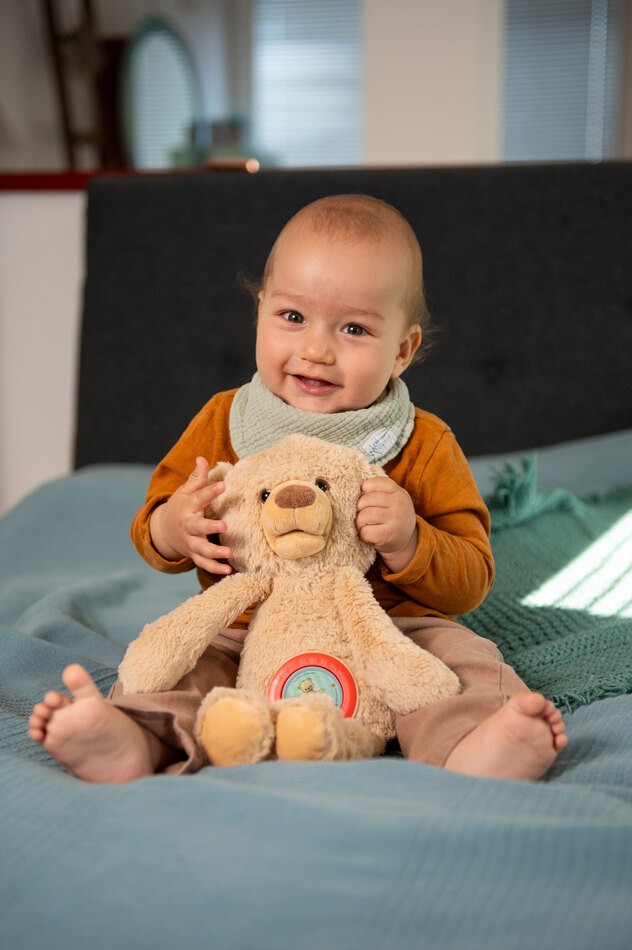 Kekzbär Theodore mit Kleinkind