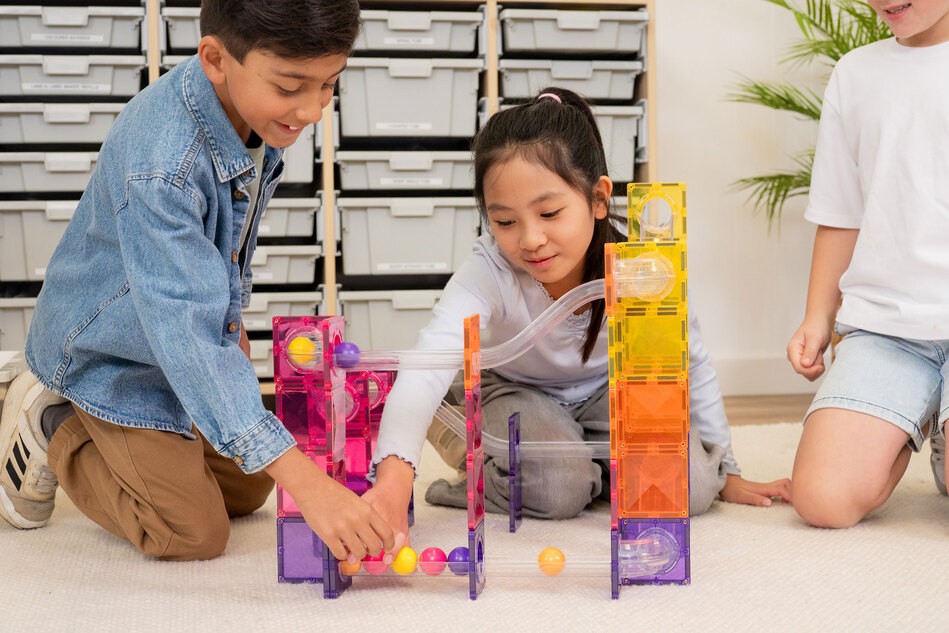 Kinder spielen mit den Bausteinen
