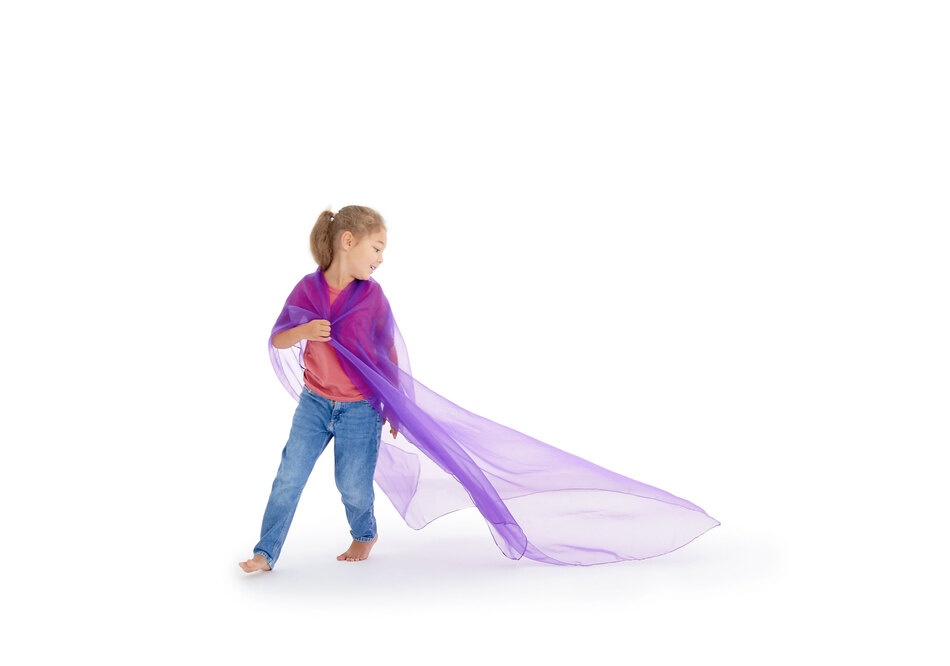Kind mit lila Tanz-Chiffontuch