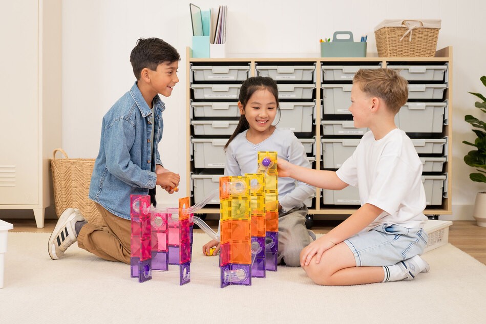 Kinder spielen mit den Bausteinen