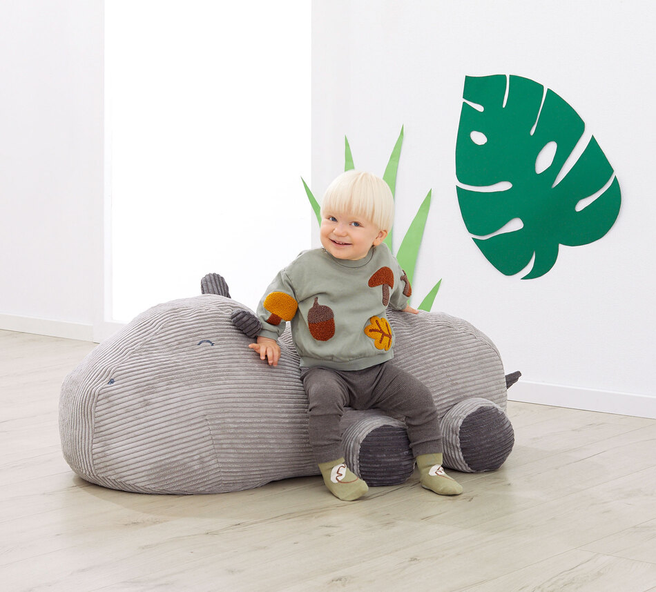 Kleiner Junge sitzt auf Sitzsack Hippo Henni