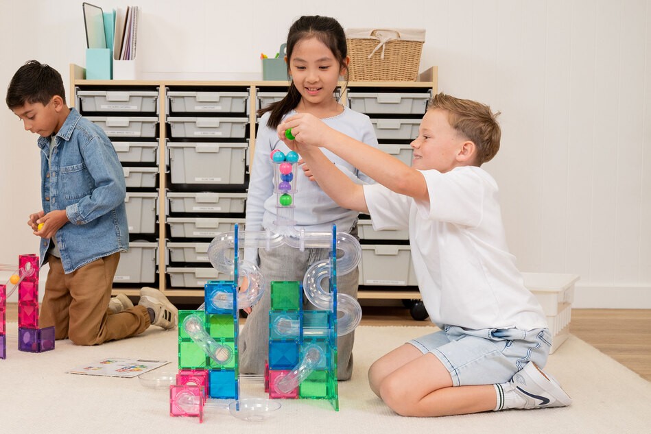 Kinder spielen mit den Bausteinen