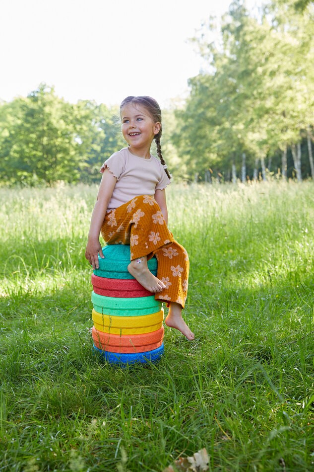 Kind balanciert auf MyFunStone