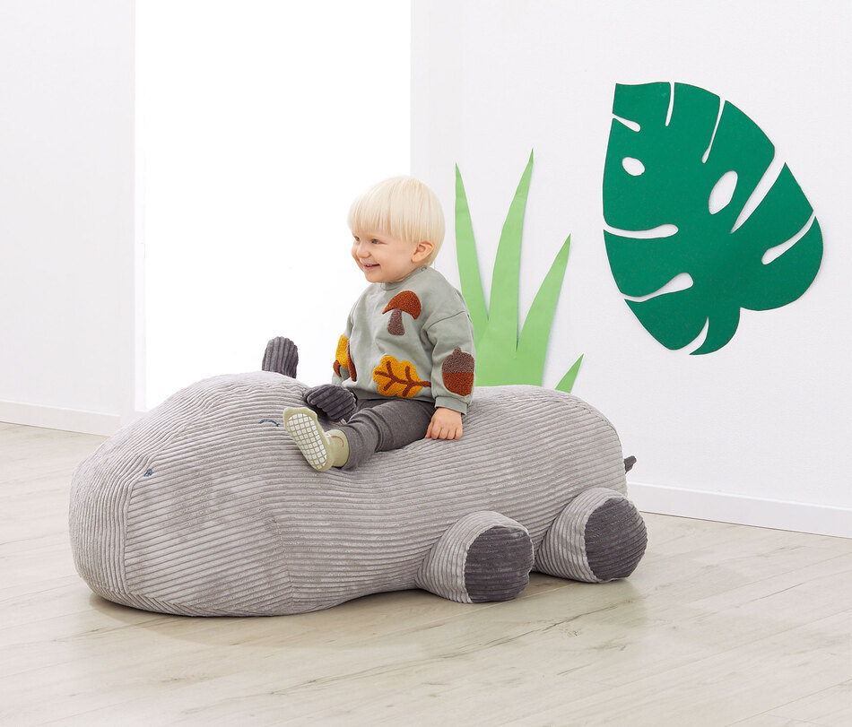 Kleiner Junge sitzt auf Sitzsack Hippo Henni
