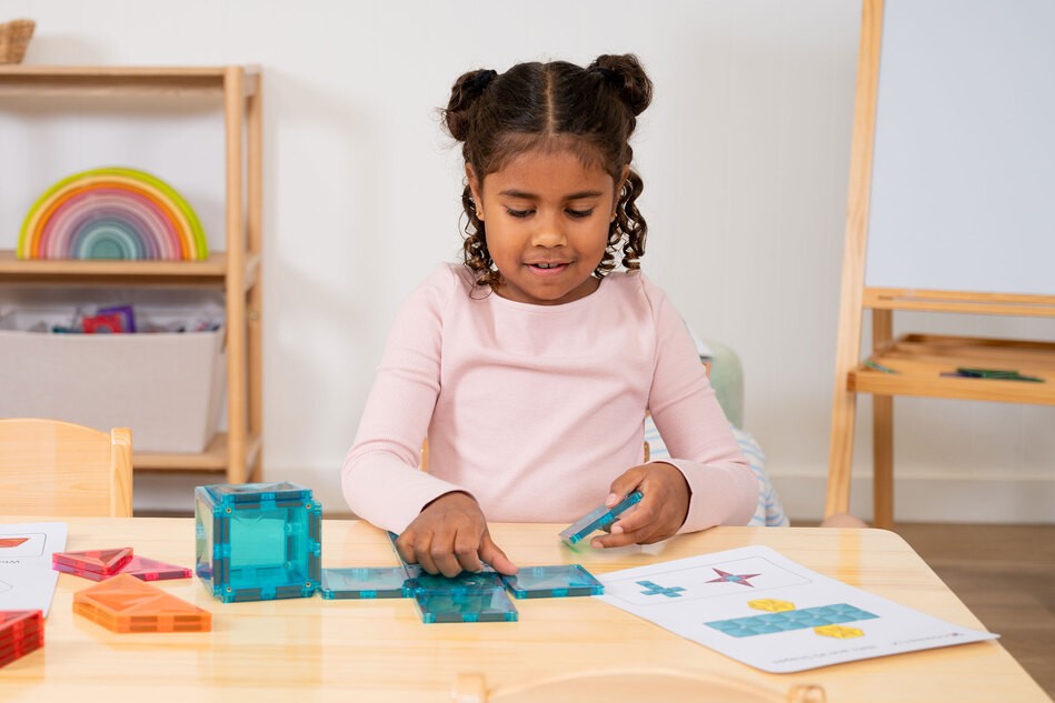 Kinder spielen mit den Bausteinen