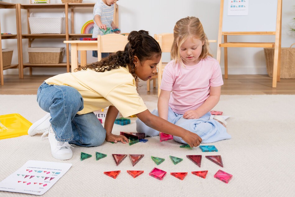 Kinder spielen mit den Bausteinen