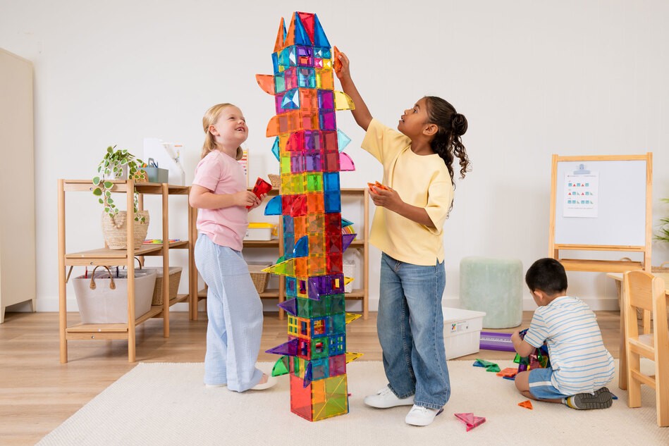 Kinder spielen mit den Bausteinen