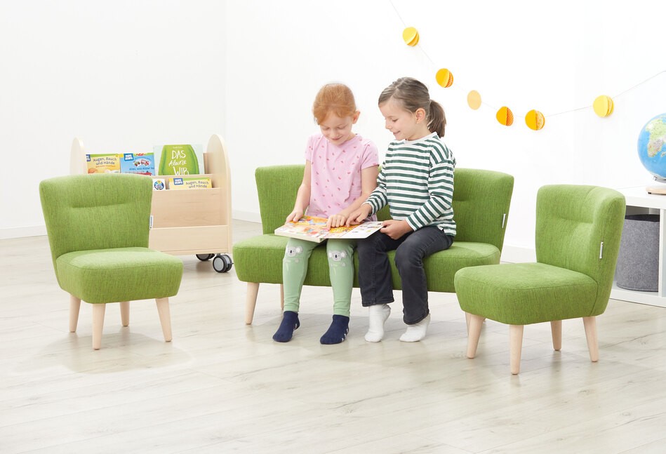 Kinder sitzen auf dem Sofa Lina