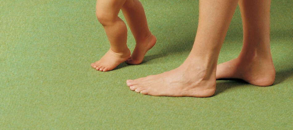 Tretford Teppich im Raum mit Füßen