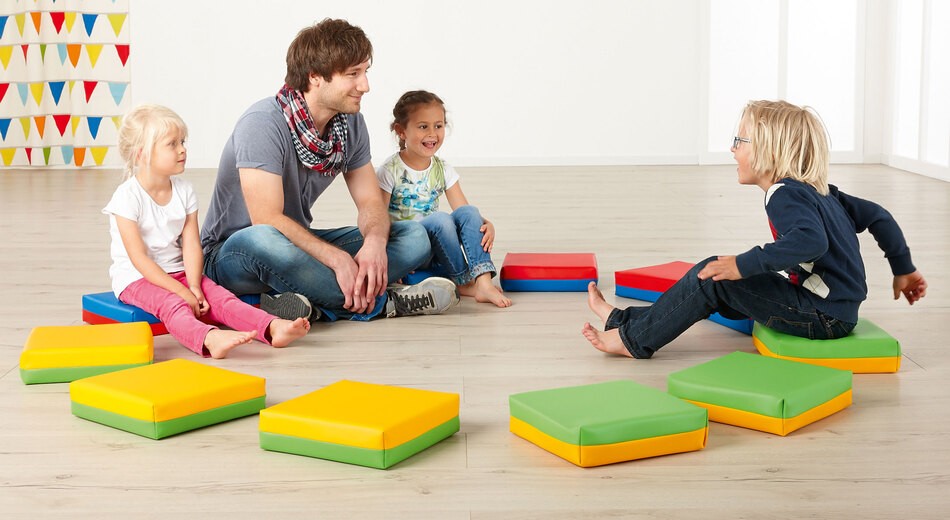 Kinder sitzen auf dem Sitzkissen