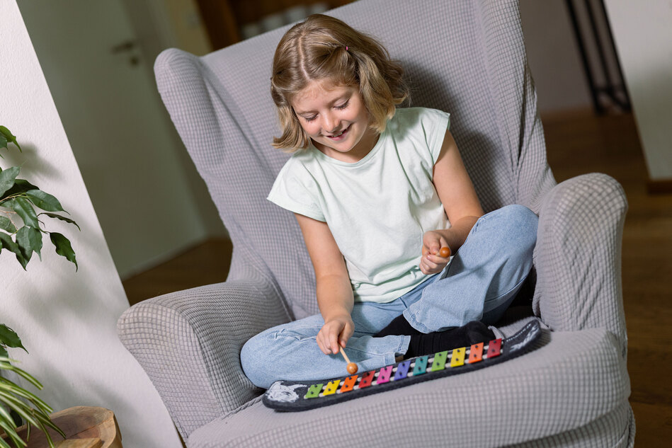 Kind spielt Sonor Glockenspiel Safari