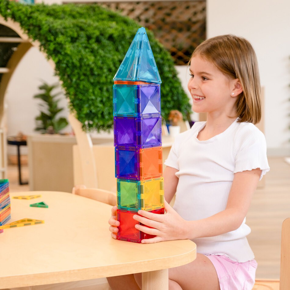 Kinder spielen mit den Bausteinen