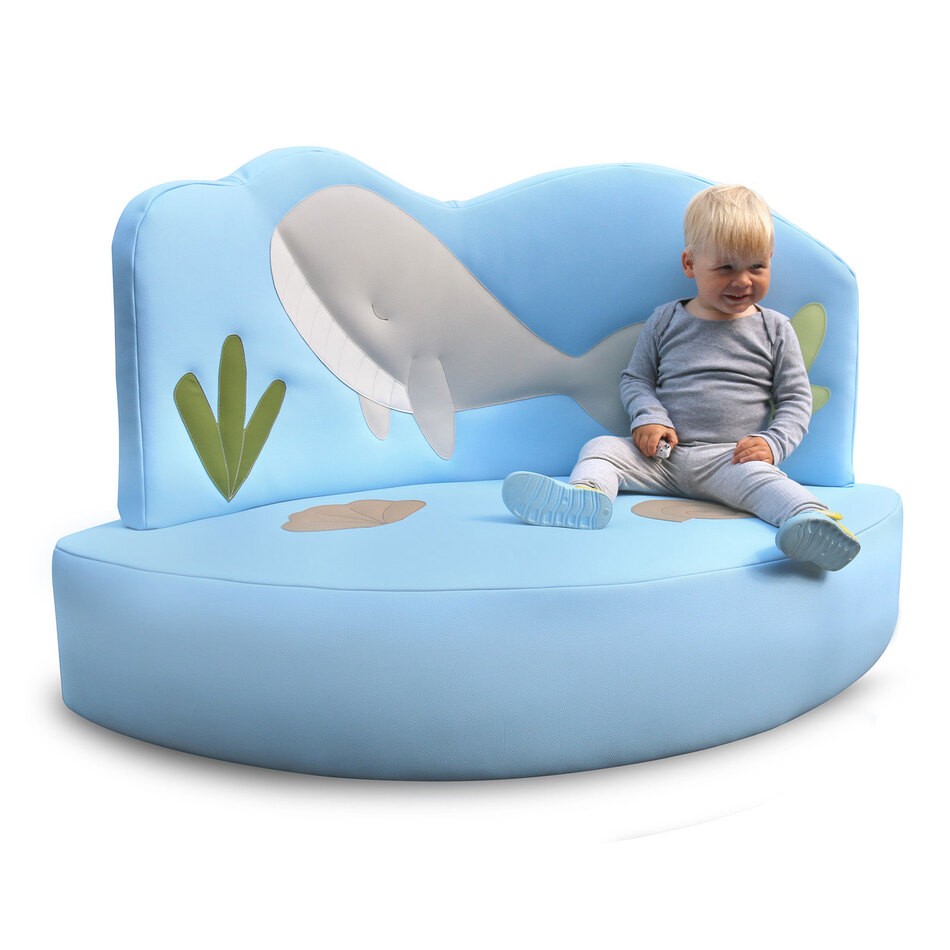 Sofa Wal mit Kind darauf