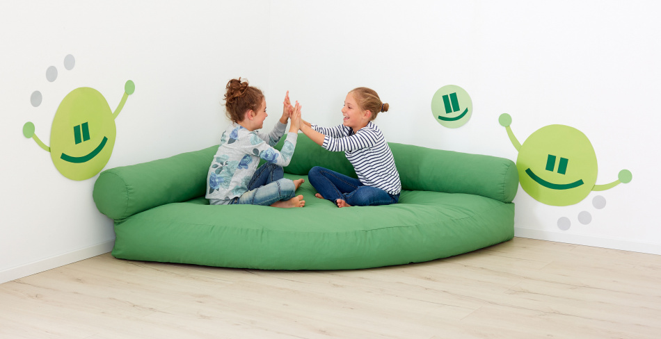 Kinder spielen auf der Kuschelmatte