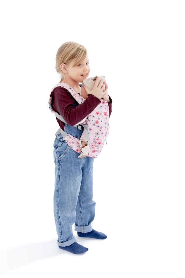 Kind mit Puppentragegurt