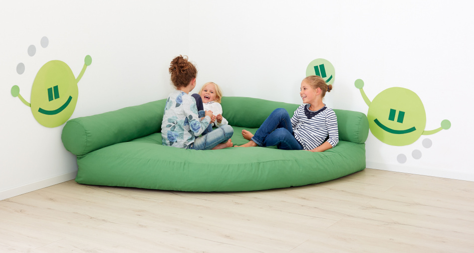 Kinder spielen auf der Kuschelmatte