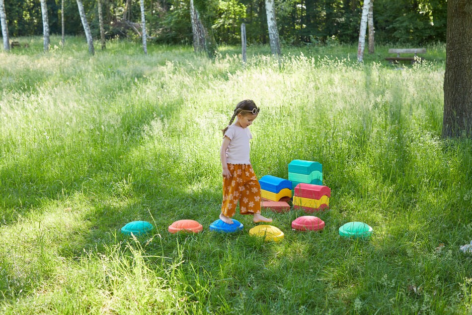 Kind balanciert auf MyFunStone