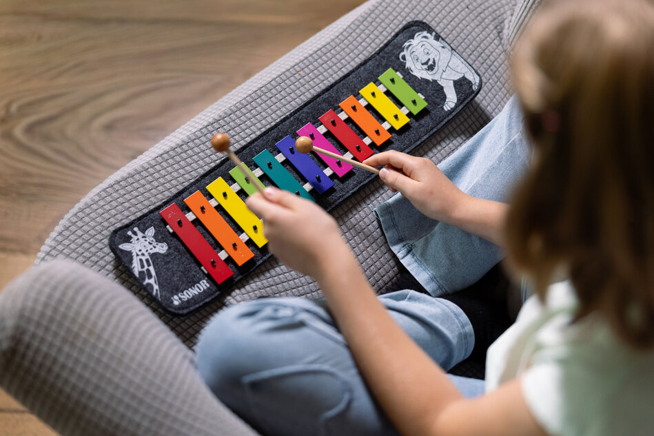 Kind spielt Sonor Glockenspiel Safari